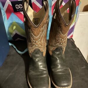 Kids Old West boots. Square toe Like new. Only worn one time!